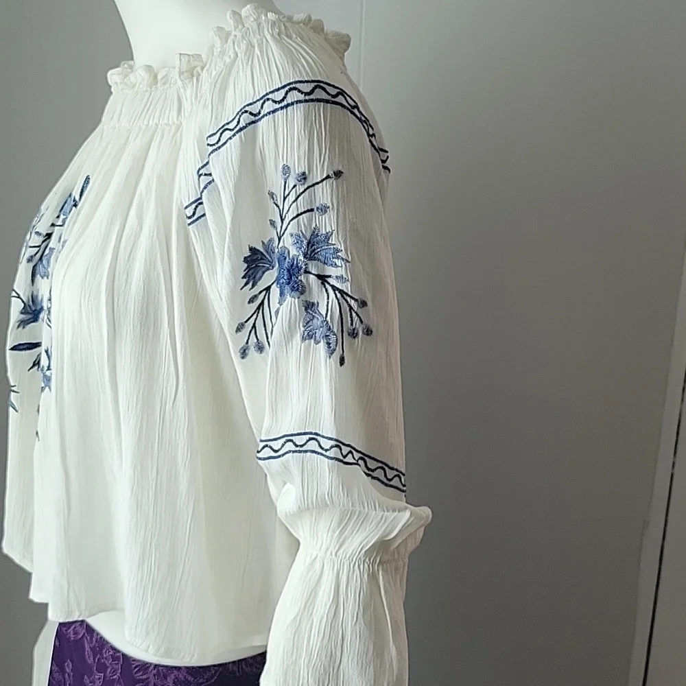 American Eagle Outfitters XS Embroidered Off Shoulders Top NWT - Picture 4 of 10